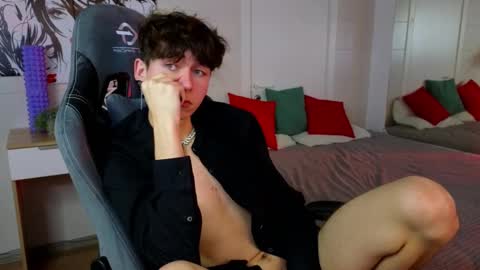 Snapshot of mr_lucky_guy chatting on 02/13/25, 10:43 Kris online show from 02/13/25, 10:43