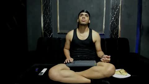 mr_maximo online show from 11/25/25, 03:17