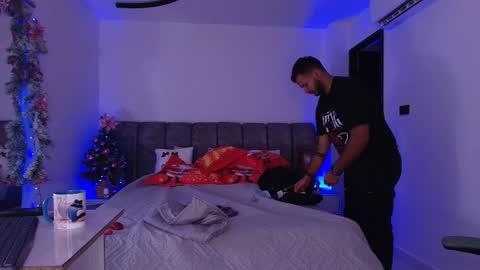 Snapshot of mr_mikee_ chatting on 12/19/25, 03:13 MIKEE online show from 12/19/25, 03:13