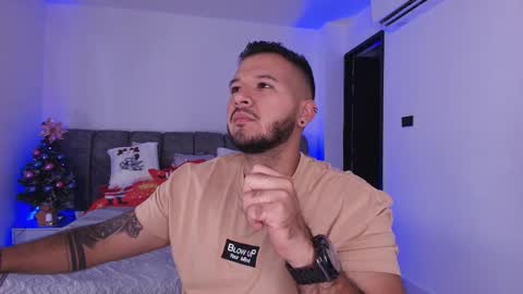 Snapshot of mr_mikee_ chatting on 12/23/25, 03:04 MIKEE online show from 12/23/25, 03:04