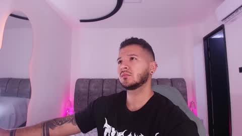 Snapshot of mr_mikee_ chatting on 02/04/26, 03:01 MIKEE online show from 02/04/26, 03:01