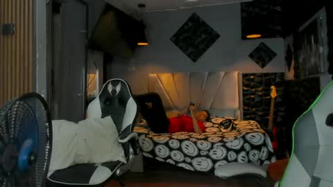 mr_mois online show from 05/24/26, 05:34
