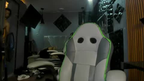 Snapshot of mr_mois chatting on 06/18/26, 06:02 mr_mois online show from 06/18/26, 06:02