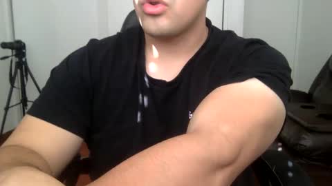 Snapshot of mrbree chatting on 01/01/25, 08:37 Mr Bree online show from 01/01/25, 08:37