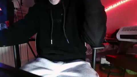 Snapshot of mrrogu3 chatting on 11/17/25, 05:30 MrRogue online show from 11/17/25, 05:30