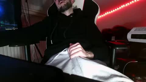 Snapshot of mrrogu3 chatting on 12/04/25, 01:04 MrRogue online show from 12/04/25, 01:04