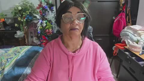 Snapshot of mrs_mommy chatting on 12/17/25, 11:33 mrs_mommy online show from 12/17/25, 11:33