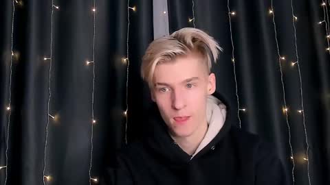 Snapshot of mrsexycum4u chatting on 12/19/24, 04:02 Adam online show from 12/19/24, 04:02