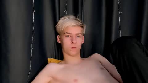 Snapshot of mrsexycum4u chatting on 12/21/24, 03:47 Adam online show from 12/21/24, 03:47