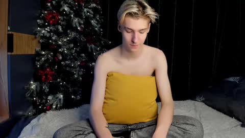 Snapshot of mrsexycum4u chatting on 12/30/24, 07:37 Adam online show from 12/30/24, 07:37