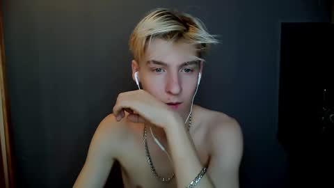 Snapshot of mrsexycum4u chatting on 12/31/24, 12:43 Adam online show from 12/31/24, 12:43