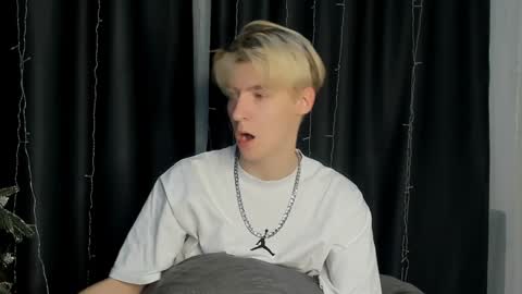 Snapshot of mrsexycum4u chatting on 02/01/25, 12:18 Adam online show from 02/01/25, 12:18