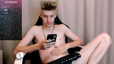 Snapshot of mrsexycum4u chatting on 10/08/25, 10:18 Adam online show from 10/08/25, 10:18