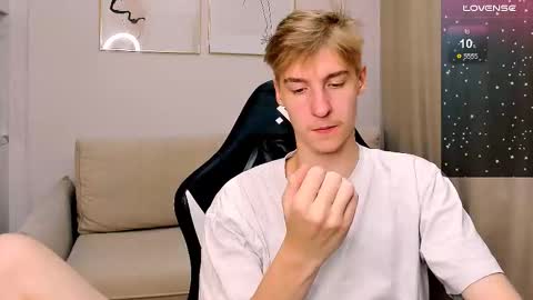 Snapshot of mrsexycum4u chatting on 11/04/25, 01:21 Adam online show from 11/04/25, 01:21