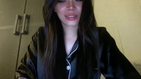 Snapshot of ms_guniguni chatting on 09/15/25, 10:32 Lara online show from 09/15/25, 10:32