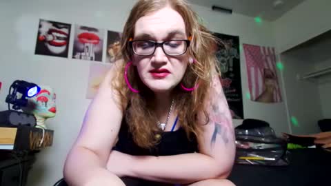 Snapshot of mscuntyluxxe chatting on 09/23/25, 03:42 Cunty Luxxe online show from 09/23/25, 03:42