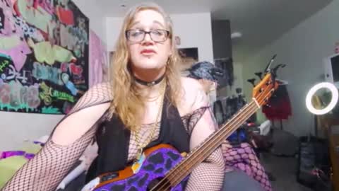 Snapshot of mscuntyluxxe chatting on 10/28/25, 08:51 Cunty Luxxe online show from 10/28/25, 08:51