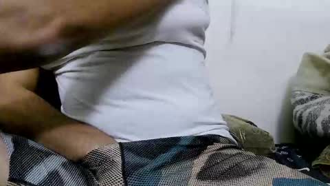 Snapshot of muhra chatting on 11/27/25, 09:17 ATHAR - online show from 11/27/25, 09:17