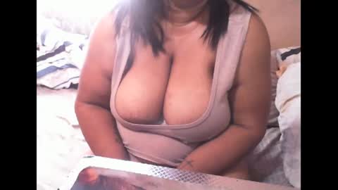 Snapshot of munniegalz1 chatting on 01/26/25, 02:08 your angel online show from 01/26/25, 02:08