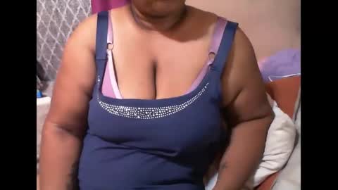 Snapshot of munniegalz1 chatting on 01/28/25, 07:00 your angel online show from 01/28/25, 07:00