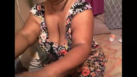 Snapshot of munniegalz1 chatting on 02/16/25, 06:43 your angel online show from 02/16/25, 06:43