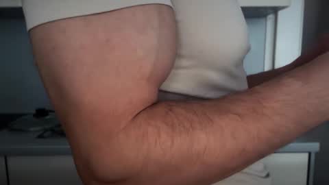Snapshot of musclehair3 chatting on 01/06/26, 11:25 musclehair3 online show from 01/06/26, 11:25