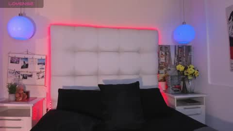 mxli_divine_ online show from 08/03/26, 05:49