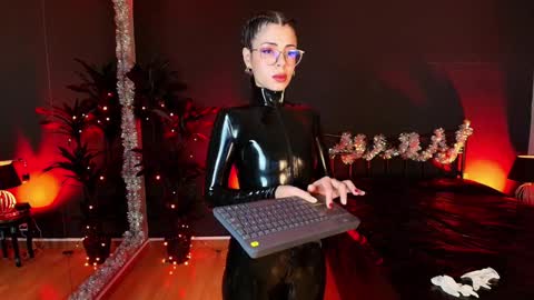Maite online show from 12/14/24, 11:18