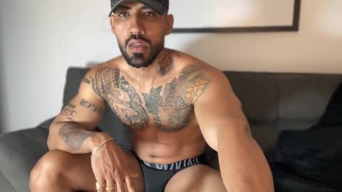 Snapshot of myke_esthetic chatting on 03/10/25, 01:23 Myke esthetic online show from 03/10/25, 01:23