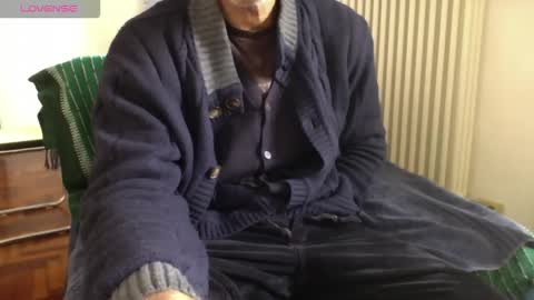 Snapshot of mynakedbeach chatting on 11/19/25, 10:26 Bi sexy guy lovense hush is on private is open or password show tip if you like. online show from 11/19/25, 10:26