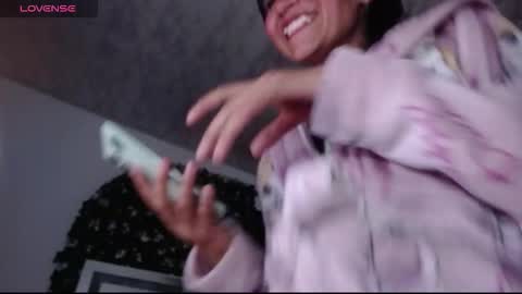 Snapshot of myomi_nix chatting on 12/15/25, 03:00 myomi online show from 12/15/25, 03:00