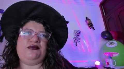 Snapshot of mystery_psique chatting on 10/31/25, 02:07 mystery_psique online show from 10/31/25, 02:07