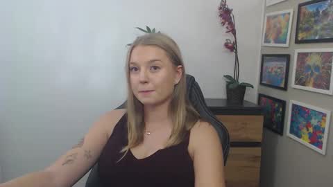 Snapshot of mysteryericax chatting on 09/25/25, 09:35 Erica online show from 09/25/25, 09:35