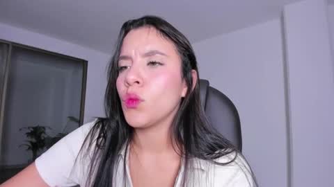 Snapshot of mysteyes chatting on 10/30/25, 01:07 Elena online show from 10/30/25, 01:07