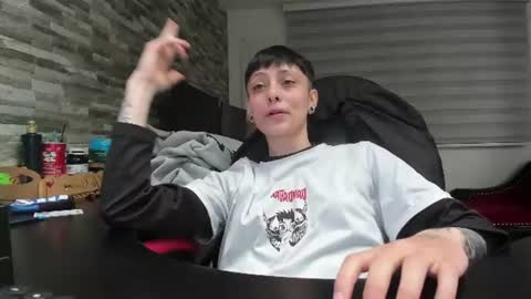 Snapshot of n3utro444 chatting on 06/12/26, 01:43 n3utro444 online show from 06/12/26, 01:43