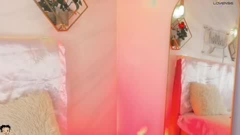 naamah_b online show from 09/17/25, 02:30