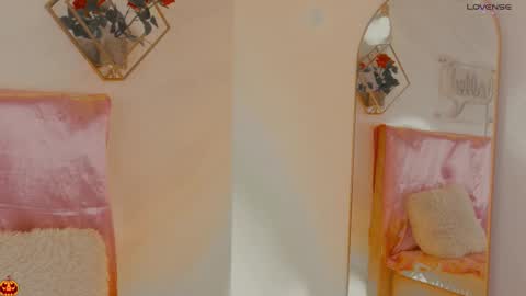 naamah_b online show from 10/16/25, 02:18