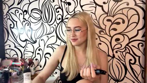 Snapshot of nadiaknake chatting on 02/28/26, 11:11 Katrin online show from 02/28/26, 11:11