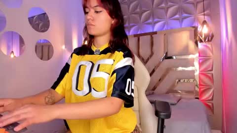 Snapshot of nahia_low chatting on 02/17/25, 05:14 Valeria online show from 02/17/25, 05:14