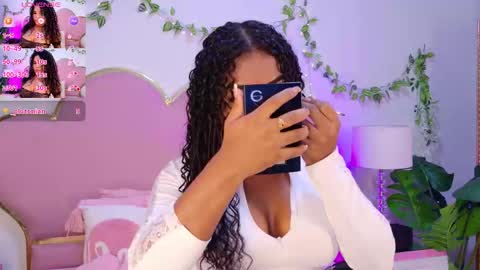 NahiaraReina  online show from 02/05/26, 01:38