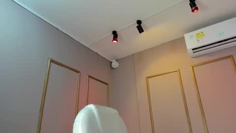 Snapshot of nahimithompson chatting on 12/20/25, 07:10 Nahimi online show from 12/20/25, 07:10