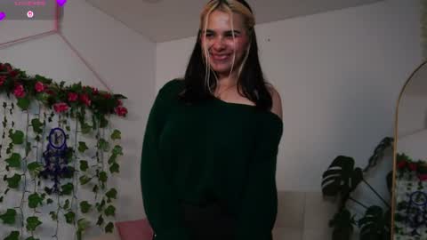 Snapshot of naho_4269 chatting on 06/25/26, 05:12 Naho Sigueme en mis Redes Sociales Follow me on my social networks online show from 06/25/26, 05:12