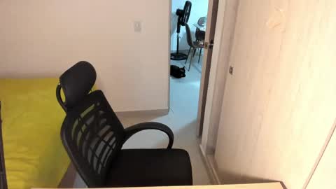 independent model online show from 04/25/26, 02:58