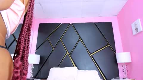 Snapshot of nahomi_tyler chatting on 10/25/25, 02:35 Nahomy online show from 10/25/25, 02:35