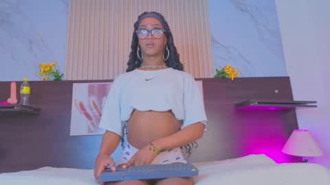 Snapshot of nahomy_james25 chatting on 10/05/25, 10:40 nahomy_james25 online show from 10/05/25, 10:40