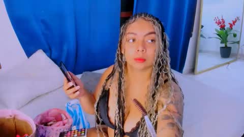 Nahomy online show from 10/17/25, 09:01