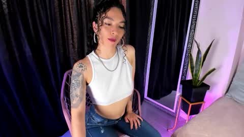 Snapshot of naia_xo chatting on 10/21/25, 09:15 Ana online show from 10/21/25, 09:15