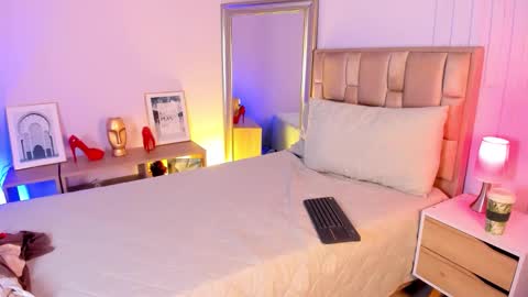 Snapshot of naia_xo chatting on 11/06/25, 09:05 Ana online show from 11/06/25, 09:05