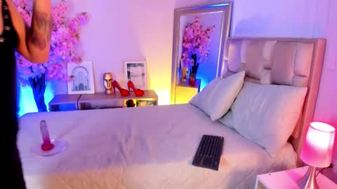 Snapshot of naia_xo chatting on 11/10/25, 08:52 Ana online show from 11/10/25, 08:52