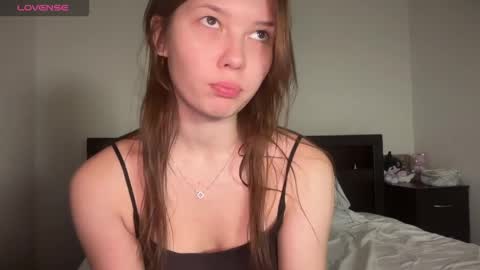 Snapshot of naive_love chatting on 06/09/26, 01:45 Mia guest- Eva from DOUBLECUTIES online show from 06/09/26, 01:45